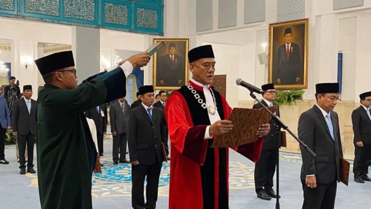 Presiden Prabowo Subianto menyaksikan pengucapan sumpah Liliek Prisbawono Adi sebagai Hakim Mahkamah Konstitusi (MK) di Istana Negara, Jakarta, Jumat (10/4/2026). ANTARA/Maria Cicilia Galuh/am. (Antara)