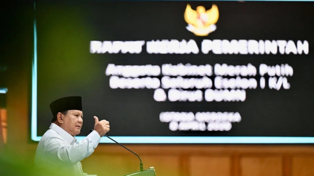 Presiden Prabowo Subianto memberikan taklimat di hadapan 800 pejabat negara mulai dari menteri sampai dengan eselon I kementerian/lembaga saat Rapat Kerja Pemerintah di Halaman Tengah Istana Kepresidenan, Jakarta, Rabu (8/4/2026). ANTARA/Genta Tenri Mawangi. (Antara)