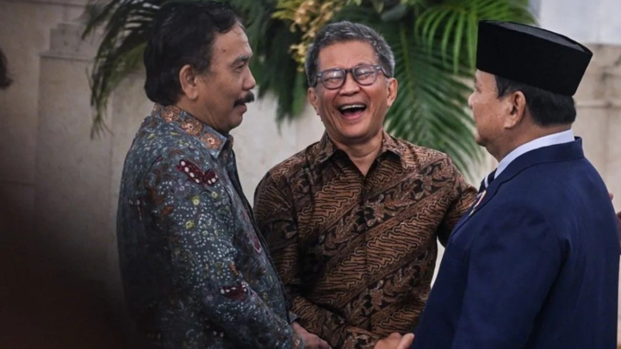 Presiden Prabowo Subianto (kanan) berbincang dengan Akademisi Rocky Gerung (tengah) dan Ketua Dewan Direktur Great Institute Syahganda Nainggolan (kiri) usai pelantikan pejabat baru dalam Kabinet Merah Putih di Istana Negara, Jakarta, Senin (27/4/2026). ANTARA/Bayu Pratama (Antara)