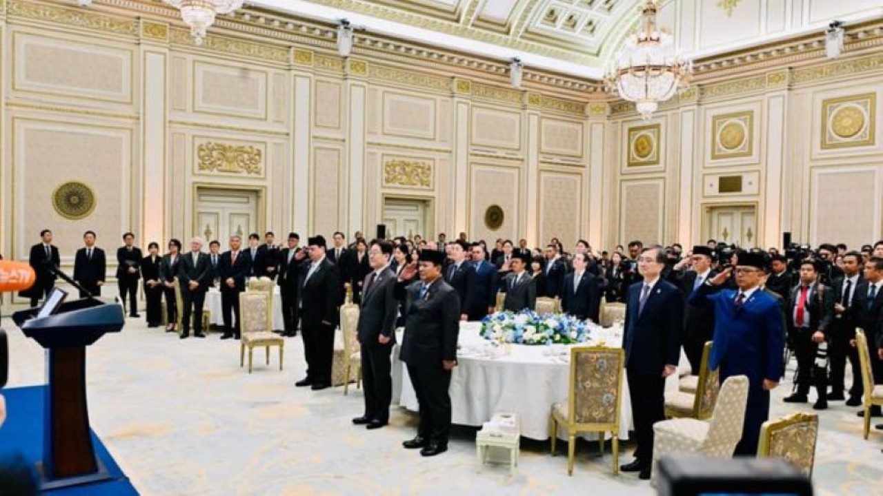 Presiden Republik Korea Lee Jae Myung menyelenggarakan jamuan santap siang kenegaraan sebagai bentuk penghormatan kepada Presiden Republik Indonesia Prabowo Subianto dan delegasi Indonesia di Istana Kepresidenan Republik Korea. (Foto: Setpres)