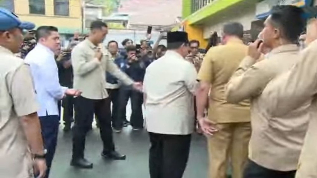 Presiden Prabowo Subianto menjenguk korban kecelakaan kereta di RSUD Bekasi pada Selasa (28/4/2026) pagi. (Foto: Tangkapan Layar)