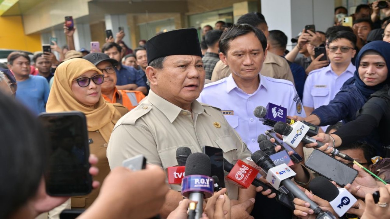 Presiden Prabowo Subianto menjenguk korban kecelakaan kereta di RSUD Bekasi pada Selasa (28/4/2026) pagi. (Foto: Dok/Istimewa/Bakom RI)