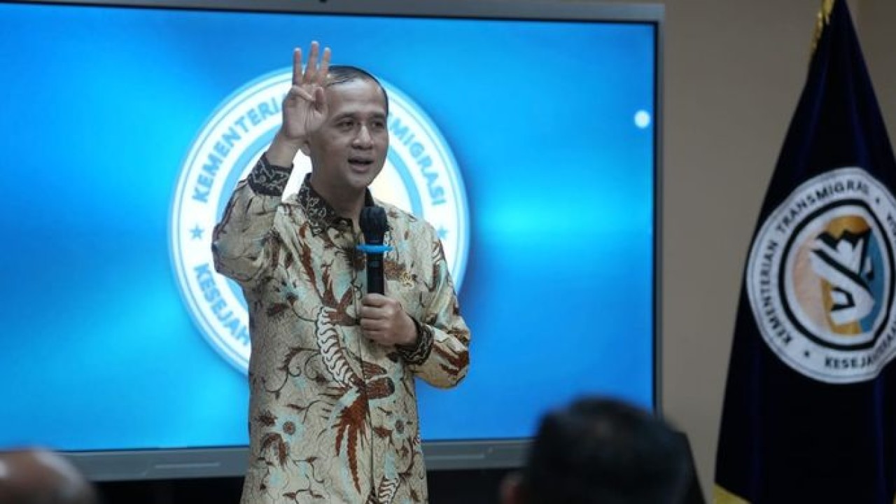 Menteri Transmigrasi M. Iftitah Sulaiman Suryanagara