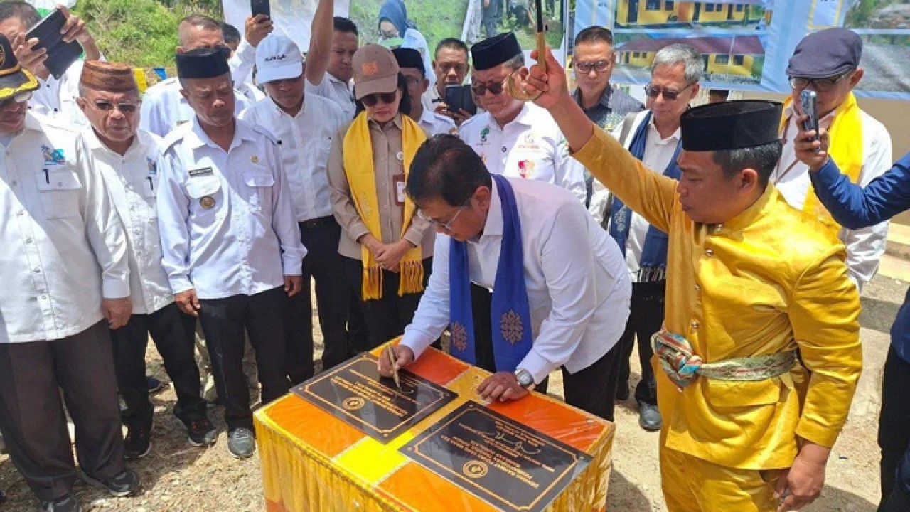 Wakil Menteri Transmigrasi (Wamentrans) Viva Yoga Mauladi meresmikan rehabilitasi SDN 14 Sumalata dan tanggul sungai di kawasan transmigrasi Sumalata, Kabupaten Gorontalo Utara, Gorontalo pada Kamis (9/4/2026). (ANTARA/Aji Cakti) (Antara)