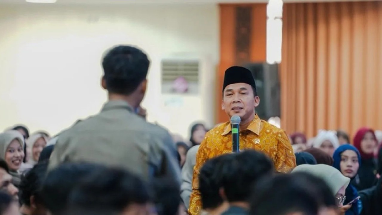 Mendukbangga/Kepala BKKBN Wihaji berdialog dengan mahasiswa dalam kuliah umum di Fakultas Syariah dan Hukum (FSH) Universitas Islam Negeri (UIN) Sunan Gunung Djati, Bandung, pada Kamis (9/4/2026). ANTARA/HO-Kemendukbangga/BKKBN. (Antara)
