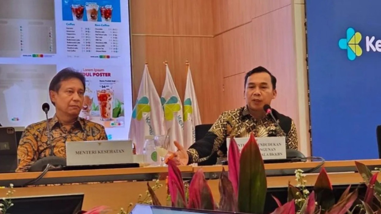 Menteri Kependudukan dan Pembangunan Keluarga Wihaji (kanan) dan Menteri Kesehatan Budi Gunadi Sadikin (kiri) di Jakarta, Selasa (14/4/2026). ANTARA/Mecca Yumna (Antara)