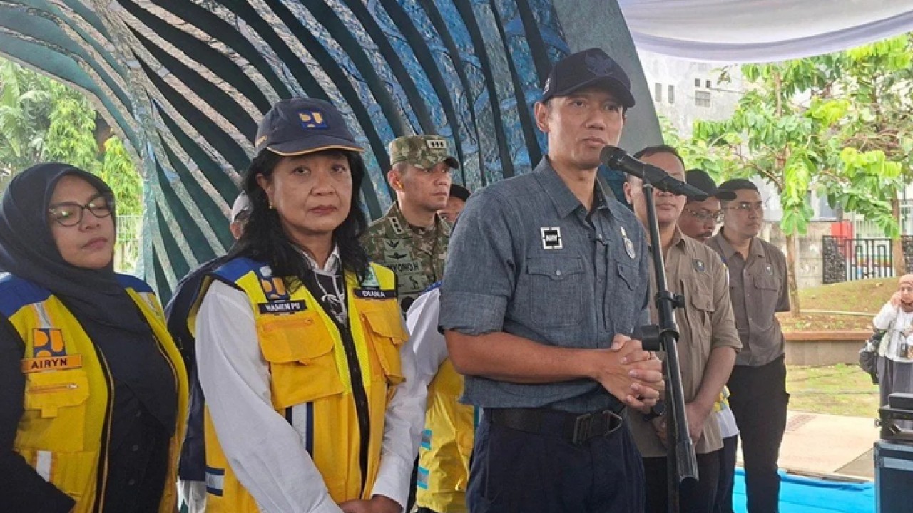Menteri Koordinator Bidang Infrastruktur dan Pembangunan Kewilayahan (Menko IPK) Agus Harimurti Yudhoyono (AHY) dan Wakil Menteri Pekerjaan Umum (Wamen PU) Diana Kusumastuti menyampaikan keterangan kepada awak media di Jakarta, Kamis 7 Mei 2026. AHY mendorong percepatan normalisasi Sungai Ciliwung dalam rangka pengendalian banjir. (ANTARA/Aji Cakti) (Antara)