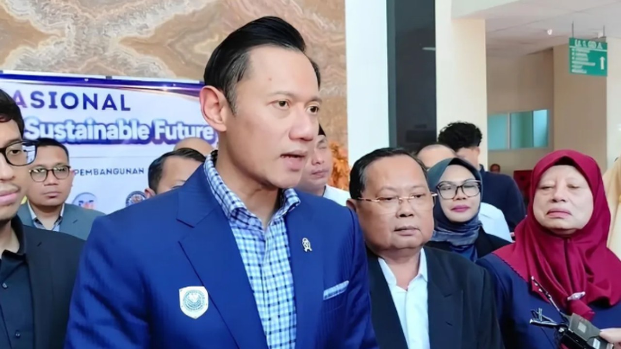 Menteri Koordinator Bidang Infrastruktur dan Pembangunan Kewilayahan (Menko IPK) Agus Harimurti Yudhoyono (AHY) memberikan keterangan kepada awak media di Tangerang Selatan, Banten, Senin (25/5/2026). ANTARA/Azmi Samsul M. (Antara)