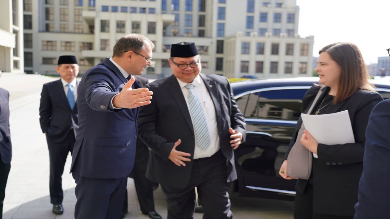 Menteri Koordinator Bidang Perekonomian RI Airlangga Hartarto melakukan pertemuan bilateral dengan Perdana Menteri Republik Belarus Alexander Turchin. (Istimewa)