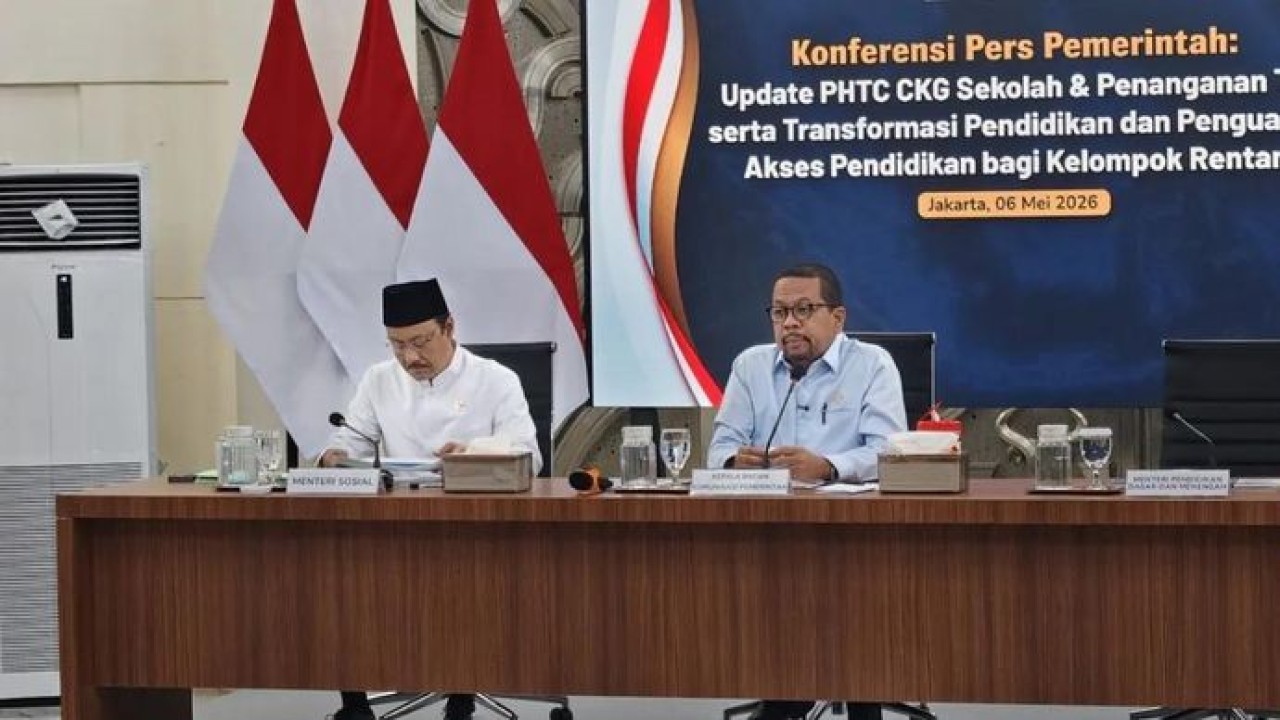 Kepala Badan Komunikasi Pemerintah (Bakom) RI Muhammad Qodari (kanan) dalam jumpa pers di Auditorium Kantor Bakom RI, Jakarta, Rabu 6 Mei 2026. ANTARA/Fathur Rochman (Antara)