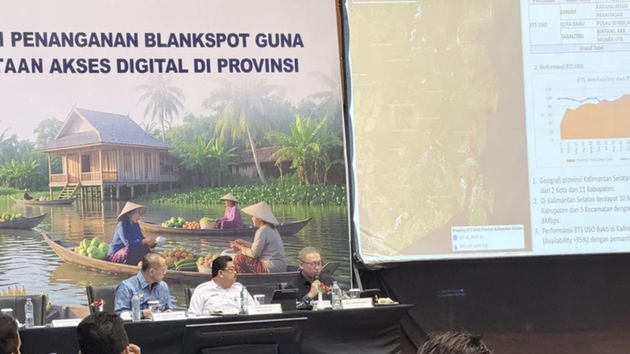 Plt. Direktur Layanan Telekomunikasi dan Informasi Badan Usaha Kemkomdigi Tri Haryanto (kanan depan) memberikan paparan pada kegiatan Rapat Koordinasi Sinkronisasi Program Penanganan Blankspot se-Kalimantan Selatan (Kalsel) di Banjarmasin, Kalsel, Rabu (29/4/2026). (ANTARA/Tumpal Andani Aritonang) (Antara)