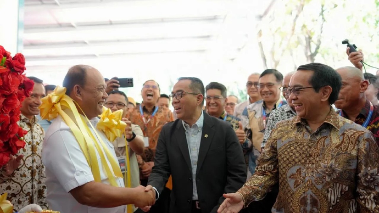 Kepala BGN Dadan Hindayana (depan, kiri) dalam forum U25 Perguruan Tinggi Negeri Badan Hukum (PTN-BH) yang dihadiri para rektor dari 24 PTN-BH di Makassar, Sulawesi Selatan, pada Selasa (28/4/2026). ANTARA/HO-BGN. (Antara)