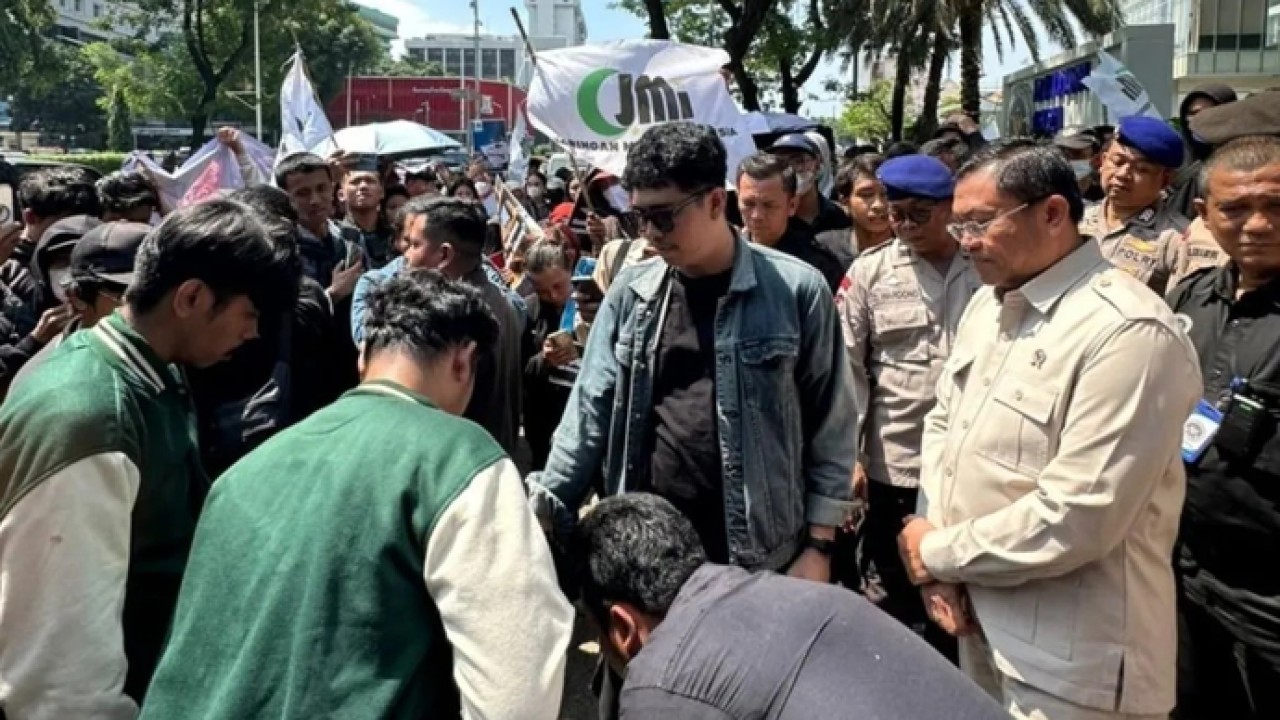 Wakil Kepala BGN Sony Sonjaya (kanan, mengenakan baju cokelat) menemui peserta aksi dari Jaringan Muda Indonesia yang menyampaikan aspirasinya di depan Kantor BGN, Jakarta Pusat, Kamis 21 Mei 2026. ANTARA/HO-BGN. (Antara)