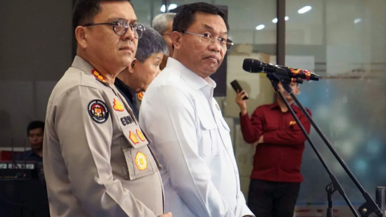 Wakil Kepala BGN Bidang Operasional Pemenuhan Gizi Sony Sonjaya (mengenakan kemeja putih) dalam konferensi pers di Bareskrim Polri, Jakarta, Senin (25/5/2026). ANTARA/HO-BGN. (Antara)