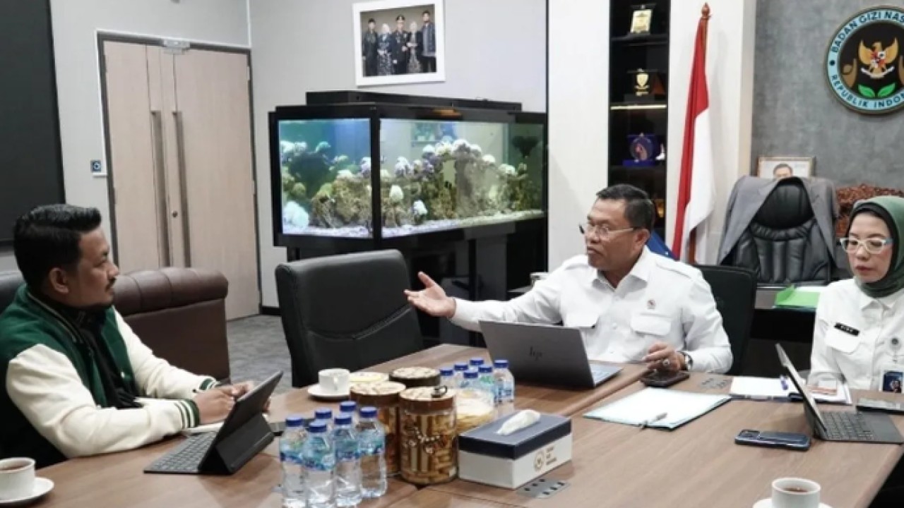 Wakil Kepala BGN Sony Sonjaya (dua dari kiri) menerima audiensi dari Jaringan Muda Indonesia (JMI) di Kantor BGN, Jakarta Pusat, Senin (25/5/2026). ANTARA/HO-BGN. (Antara)