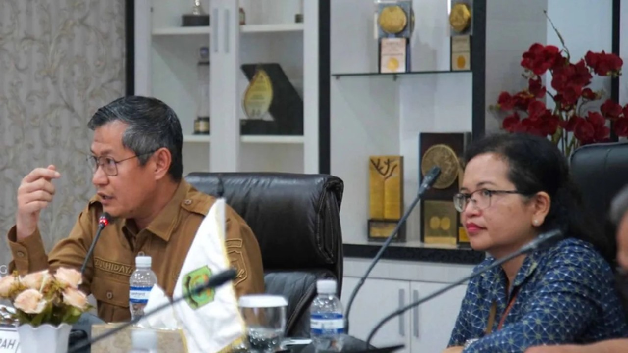 Sekda Kota Tanjungpinang Zulhidayat bersama Kepala BPJS Kesehatan Cabang Tanjungpinang Nara Grace dalam rapat Forum Komunikasi BPJS Kesehatan di kantor wali kota setempat, Selasa 12 Mei 2026. ANTARA/HO-Diskominfo Tanjungpinang (Antara)