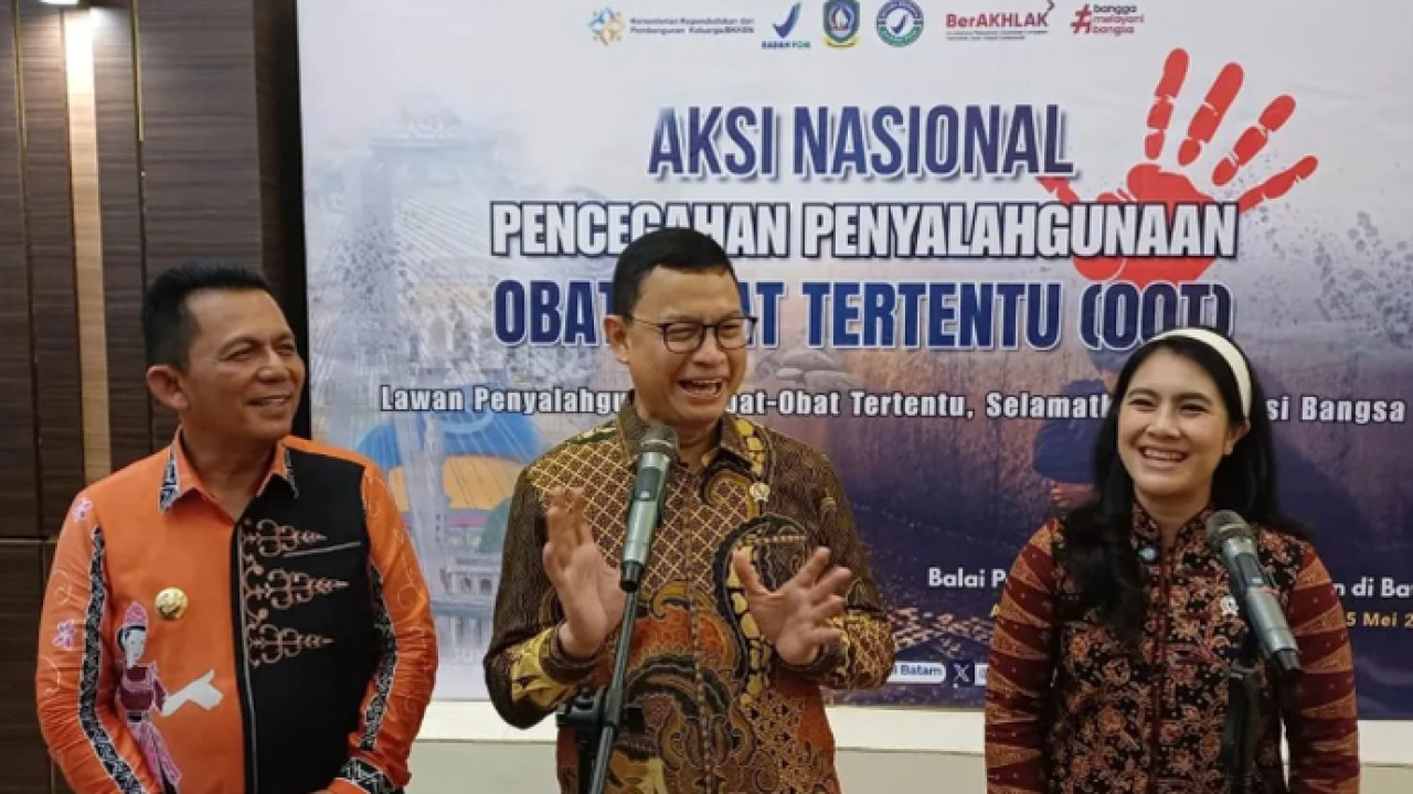 Kepala BPOM RI Profesor Taruna Ikrar (tengah) bersama Wamendukbangga/Wakil Kepala BKKBN Ratu Ayu Isyana Bagoes Oka dan Gubernur Kepri Ansar Ahmad memberikan keterangan media usai membuka aksi nasional pencegahan penyalahgunaan OOT di Aula Wan Seri Beni, Dompak, Tanjungpinang, Kepri, Senin (25/5/2026) malam. ANTARA/Ogen (Antara)