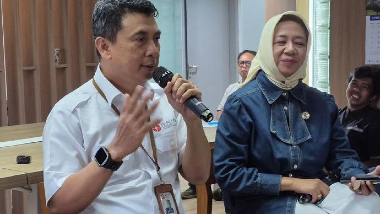 Peneliti Pusat Riset Limnologi dan Sumber Daya Air, Badan Riset dan Inovasi Nasional (BRIN) Triyanto (kiri) dalam kegiatan diskusi di Kantor BRIN, Jakarta, Kamis 30 April 2026. ANTARA/Sean Filo Muhamad (Antara)