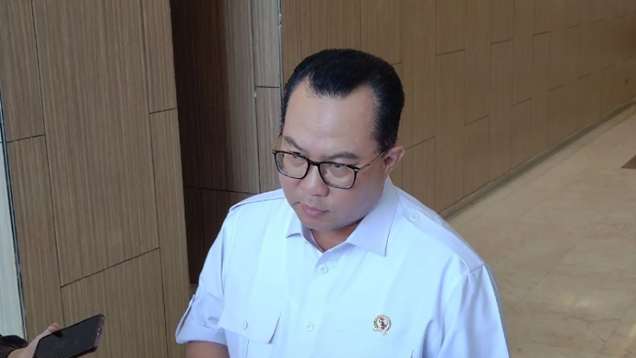 Kepala Badan Riset dan Inovasi Nasional (BRIN) Arif Satria memberikan keterangan kepada wartawan usai menghadiri penandatanganan kesepakatan percepatan pembangunan pengolahan sampah menjadi energi listrik (PSEL) di Jakarta, Senin (11/5/2026). (ANTARA/Aria Ananda) (Antara)