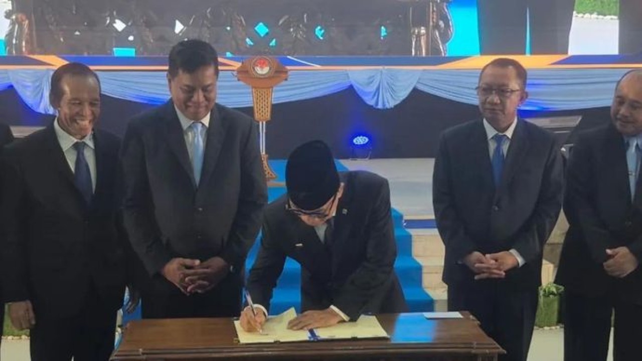 Menteri Desa dan Pembangunan Daerah Tertinggal dan Transmigrasi (Kemendes PDTT), Yandri Susanto saat menandatangani MoU di Kampus Institut Pendidikan Dalam Negeri (IPDN), Sumedang, Jawa Barat, pada Kamis 21 Mei 2026. ANTARA/Ilham Nugraha. (Antara)