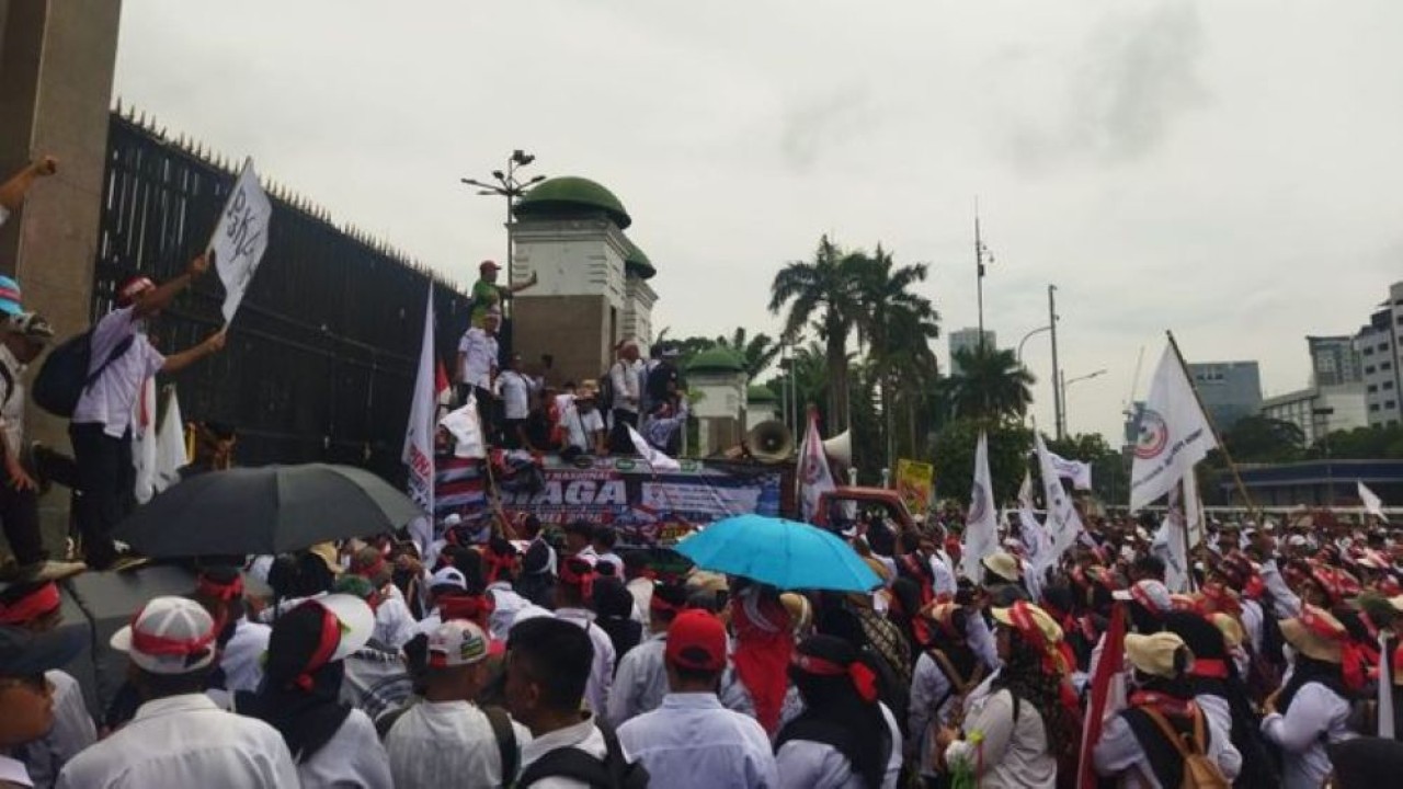 Ribuan guru honorer berdemonstrasi di depan Gedung DPR RI, Senayan, Jakarta pada Rabu (20/5/2026). (Foto: Dok)