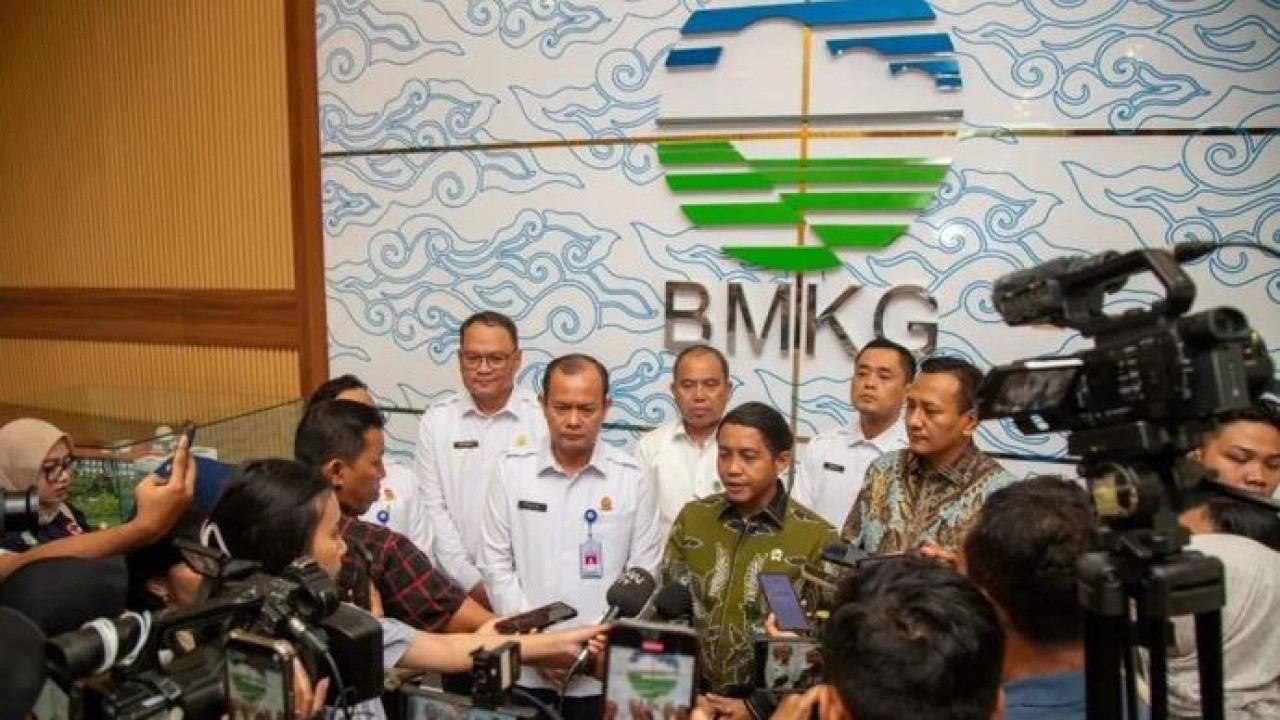 Kepala Badan Meteorologi Klimatologi dan Geofisika (BMKG) Teuku Faisal Fathani bersama Menteri Kehutanan Raja Juli Antoni memberikan keterangan terkait penandatanganan nota kesepahaman bersama Kementerian Kehutanan di Gedung D Command Center Multi-Hazards Early Warning System (MHEWS) Kantor Pusat BMKG, Jakarta, Rabu 22 April 2026. ANTARA/HO-BMKG (Antara)