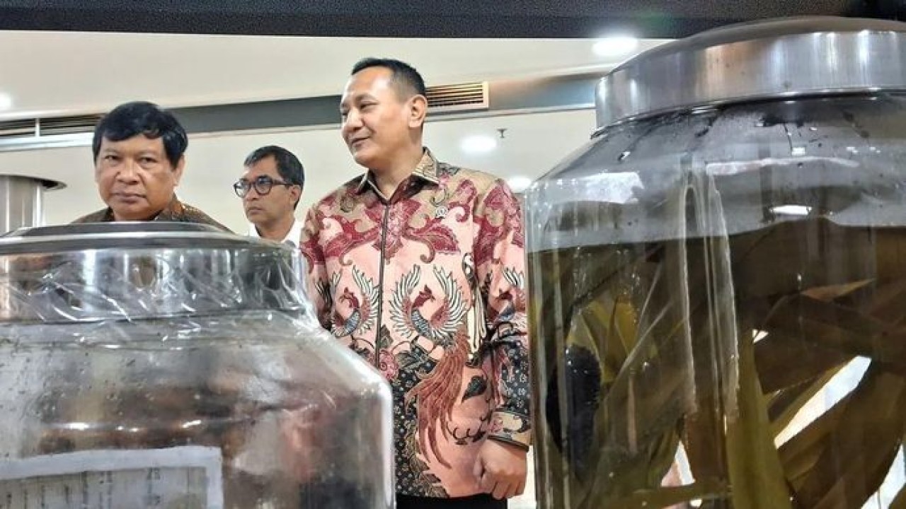 Wamenhut Rohmat Marzuki (mengenakan batik merah) dalam peluncuran penemuan spesies flora baru di Gedung BRIN, Jakarta, Senin (25/5/2026). ANTARA/Lintang Budiyanti Prameswari. (Antara)