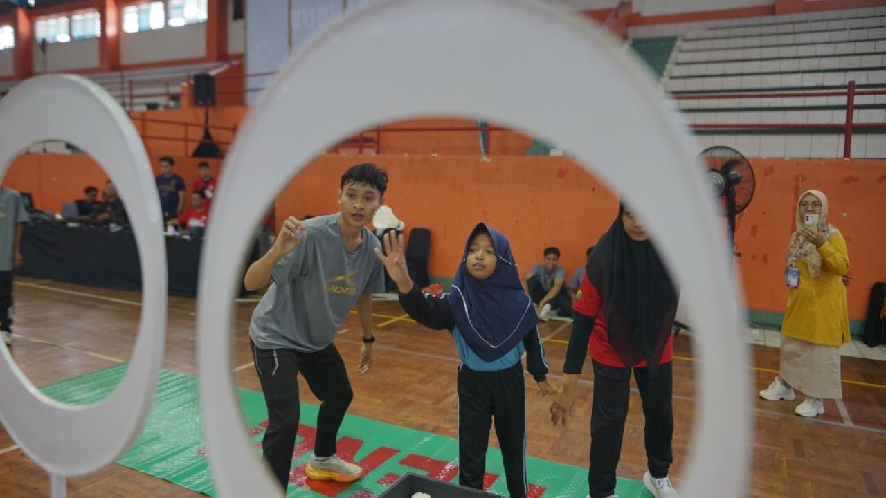 Para siswa dan siswi kelas 1-3 Sekolah Dasar (SD) megikuti lomba Throwing The Shuttlecock dalam MilkLife Festival SenengMinton 2026 di kota Purwokerto/ist