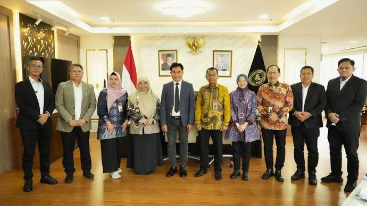 Menko Kumham Imipas Yusril Ihza Mahendra (kelima kiri) menerima audiensi Direktur Utama BPJS Kesehatan Prihati Pujowaskito (kelima kanan) beserta jajaran, di Jakarta, Selaasa 28 April 2026. ANTARA/HO-Kemenko Kumham Imipas RI. (Antara)