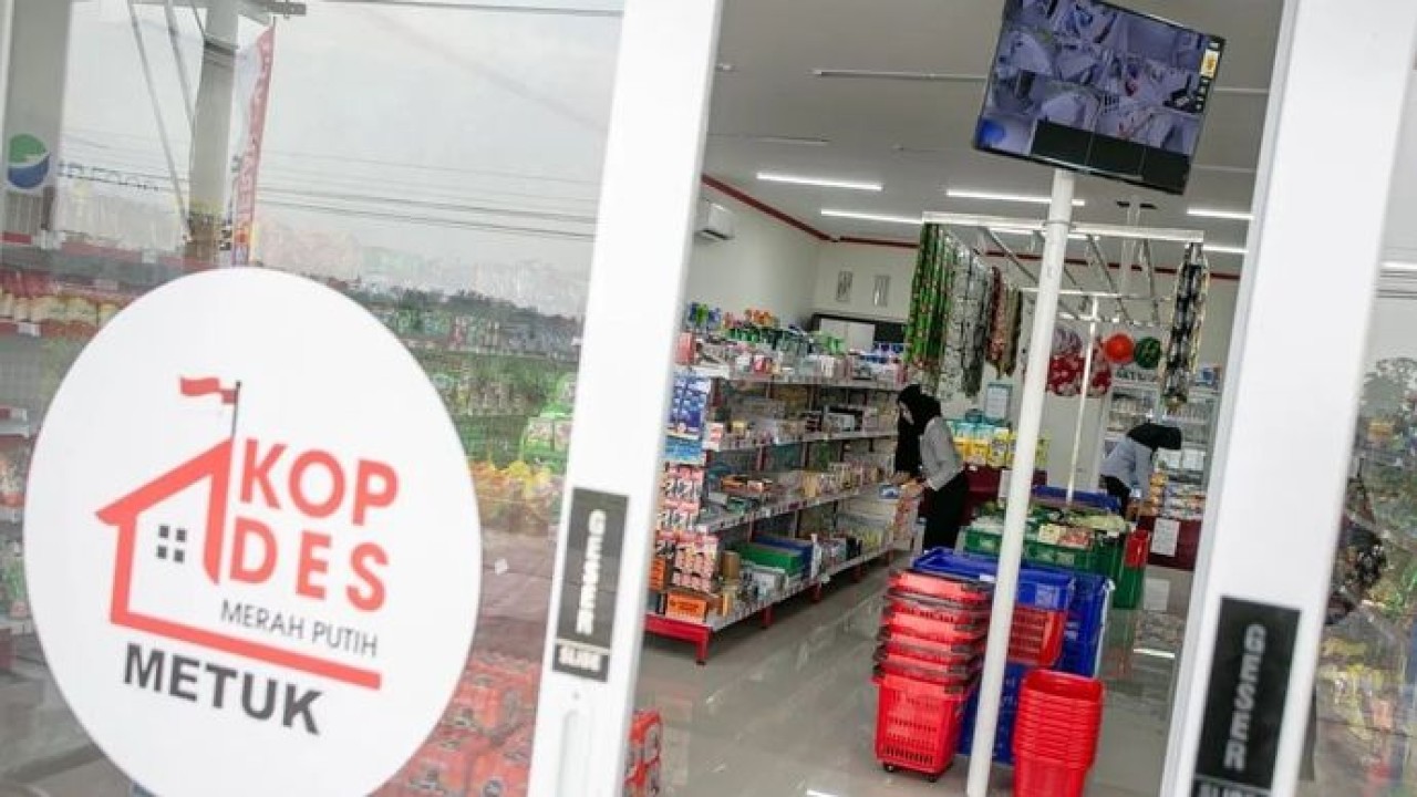 Warga berbelanja kebutuhan pokok di Koperasi Desa (Kopdes) Merah Putih Metuk, Mojosongo, Boyolali, Jawa Tengah, Selasa, 28 Oktober 2025. (ANTARA FOTO/MOHAMMAD AYUDHA) (Antara)