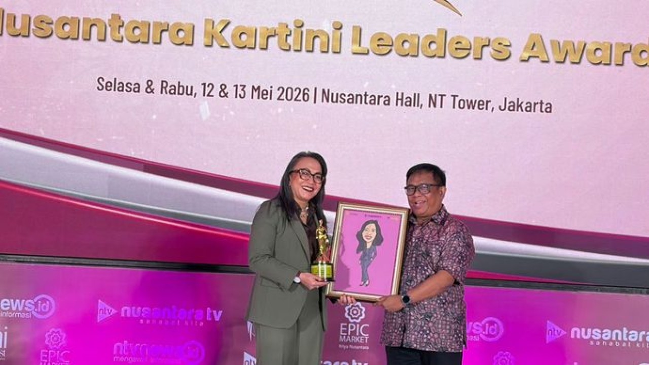 Dirut InJourney Maya Watono (kiri) menerima penghargaan Strategic Tourism Leadership Kartini Leaders Awards yang diserahkan Direktur Komersial Nusantara TV Dede Apriadi. (Ntvnews)