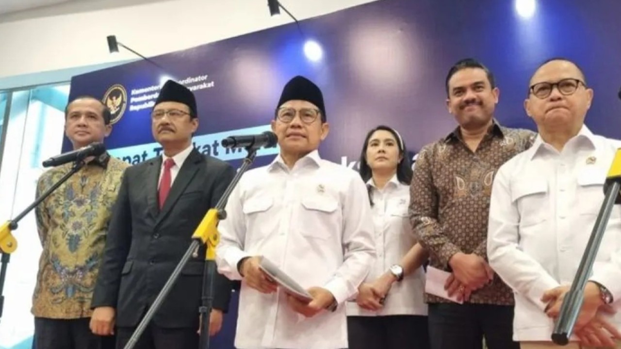 (Ki-ka) Menteri Transmigrasi M. Iftitah Sulaiman, Menteri Sosial Saifullah Yusuf, Menteri Koordinator Bidang Pemberdayaan Masyarakat Abdul Muhaimin Iskandar, Wakil Menteri Kependudukan dan Pembangunan Keluarga Isyana Bagoes Oka, Menteri UMKM Maman Abdurrahman, dan Menteri Pelindungan Pekerja Migran Indonesia (P2MI) Mukhtarudin konferensi pers usai Rapat Tingkat Menteri (RTM) di Jakarta, Senin (27/4/2026). ANTARA/Anita Permata Dewi (Antara)