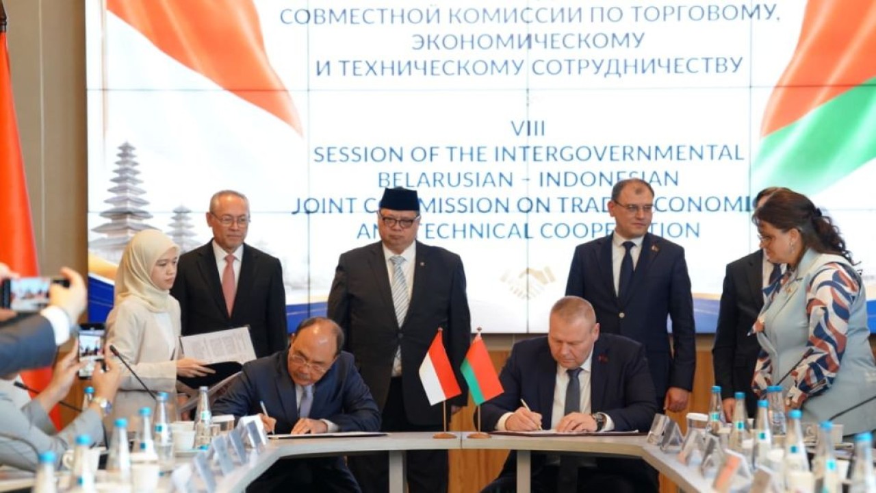 Agreed Minutes SKB ke-8 Indonesia–Belarus ditandatangani Menteri Koordinator Bidang Perekonomian (Menko Perekonomian) RI Airlangga Hartarto dan Deputi Perdana Menteri Republik Belarus Viktor Karankevich. (Foto: Dok/Istimewa)