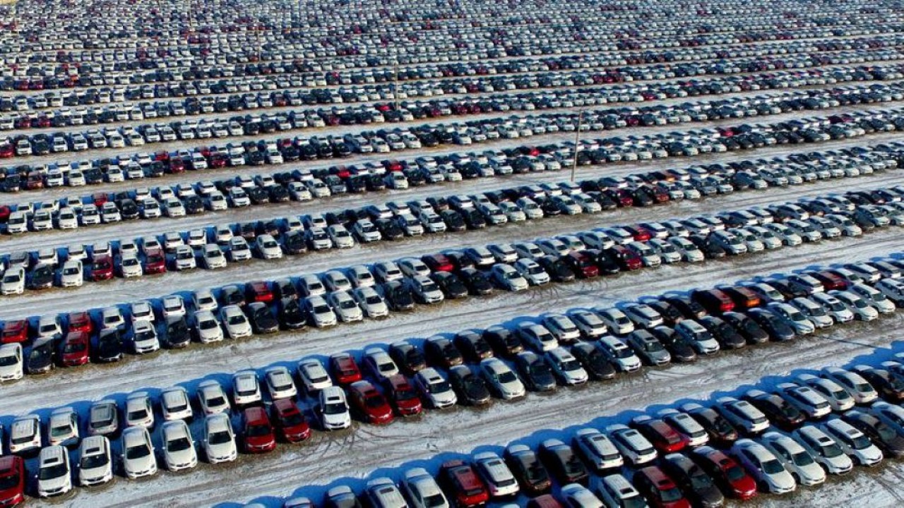 Mobil-mobil baru terlihat di tempat parkir di Shenyang, provinsi Liaoning, China, 16 Januari 2017. (Foto: Reuters/Stringer)