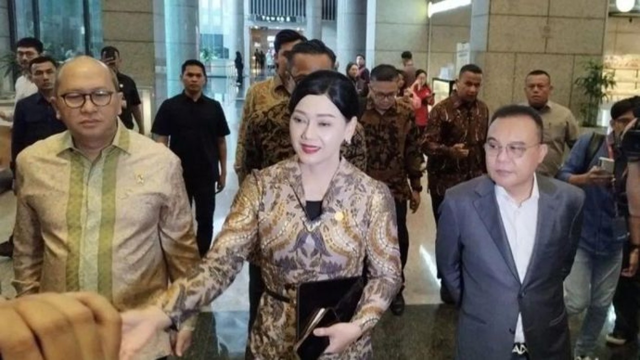 Wakil Ketua DPR RI Sufmi Dasco Ahmad bersaama Ketua Dewan Komisioner OJK Frederica Widyasari Dewi, dan CEO Badan Pengelola Investasi Daya Anagata Nusantara (Danantara) sekaligus Menteri Investasi dan Hilirisasi Rosan Roeslani saat menyambangi Gedung (Antara)