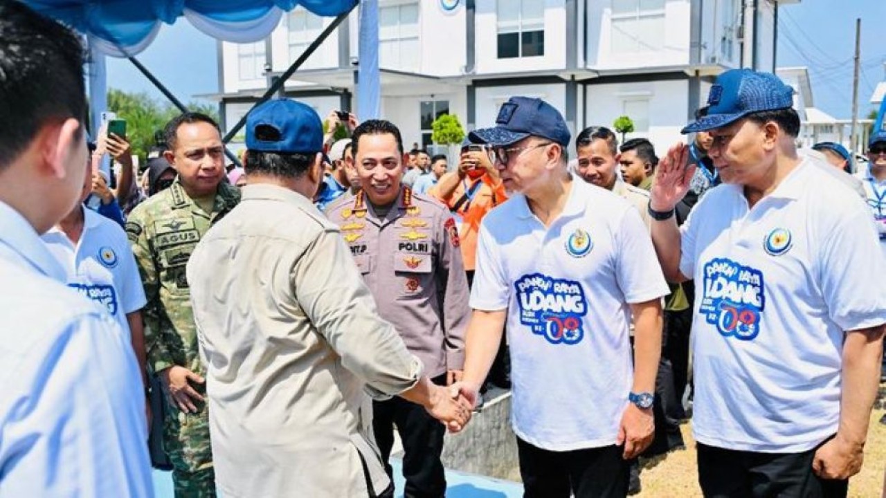Panglima TNI Jenderal TNI Agus Subiyanto mendampingi Presiden Prabowo Subianto melaksanakan panen raya udang dan meninjau proses sortir hasil panen di kawasan Budi Daya Udang Berbasis Kawasan (BUBK) Kebumen, Jawa Tengah, Sabtu, 23 Mei 2026. (Foto: Puspen TNI)