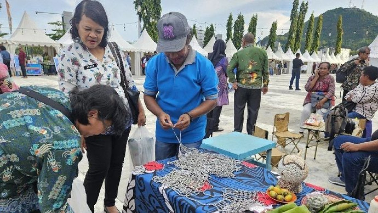 Pelaku usaha asli Papua yang sedang berjualan makanan lokal setempat di salah satu festival di Kota Jayapura pada beberapa waktu lalu (ANTARA/Qadri Pratiwi) (Antara)