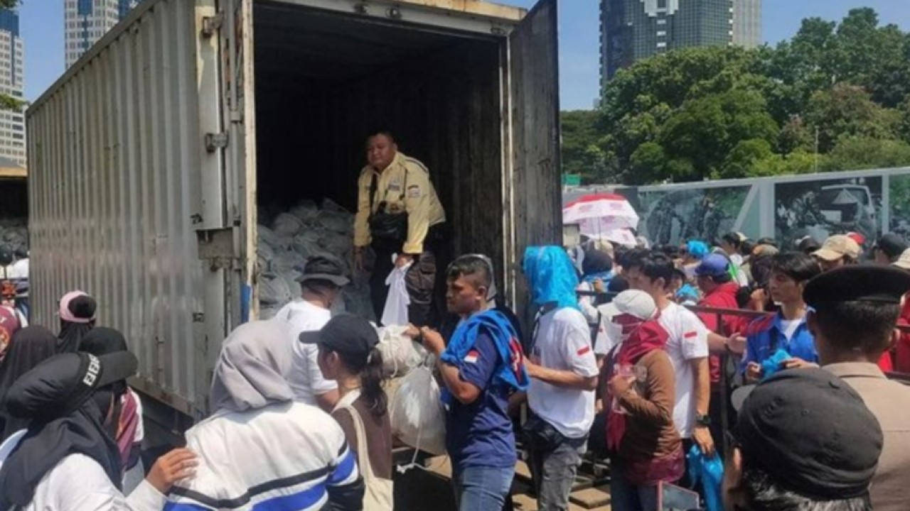 Ribuan Buruh Antre Sembako Gratis dari Presiden di Monas (ANTARA)