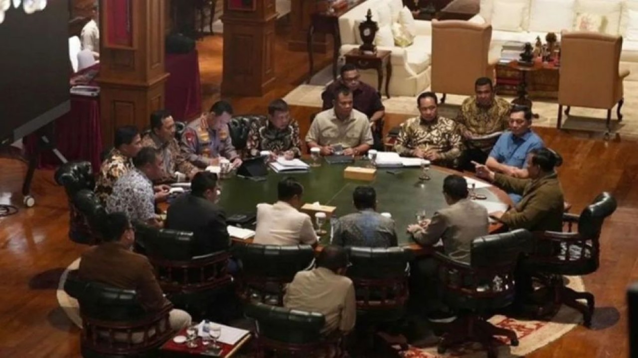 Presiden Prabowo Subianto (kanan) memimpin rapat terbatas dengan sejumlah jajaran Kabinet Merah Putih di kediamannya di Hambalang, Bogor, Jawa Barat, Sabtu (2/5/2026). (Foto: ANTARA/HO-Instagram/@presidenrepublikindonesia/pri)