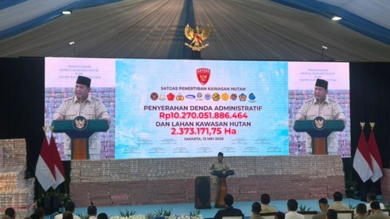 Momen Presiden Prabowo Subianto berpidato di hadapan gunungan uang tunai Rp10,2 triliun hasil kerja Satgas PKH. (Foto: NTVnews)