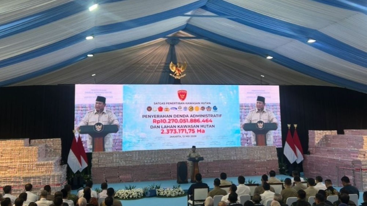 Presiden Prabowo Subianto turut menyaksikan penyerahan denda administratif dan lahan kawasan hutan oleh Satgas Penertiban Kawasan Hutan (PKH) kepada negara melalui Kementerian Keuangan (Kemenkeu) di Kompleks Kejaksaan Agung (Kejagung), Rabu, 13 Mei 2026. (Foto: Istimewa)