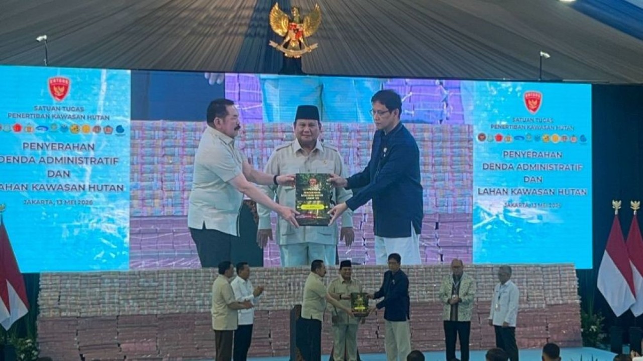 Presiden Prabowo Subianto menyaksikan langsung penyerahan denda administratif Rp10,2 triliun dan penyelamatan keuangan negara. (Foto: NTVnews)