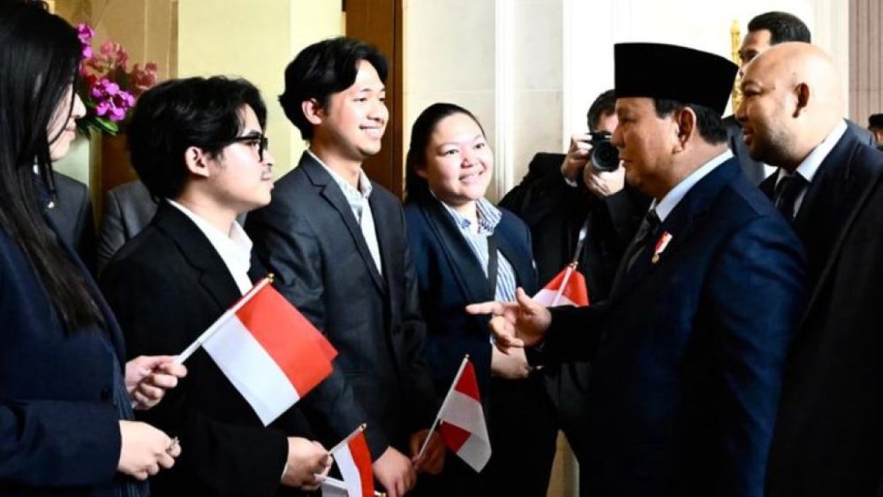 Ratusan warga negara Indonesia (WNI) menyambut kedatangan Presiden Prabowo Subianto di Paris dengan penuh antusias. (Foto: Sekretariat Presiden)