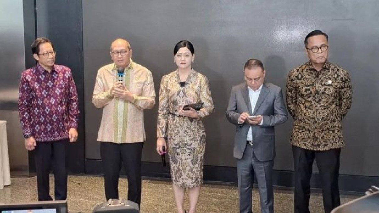 (kiri-kanan) Sirektur Penilaian Perusahaan BEI I Gede Nyoman Yetna, CEO Danantara Rosan Roeslani, Ketua Dewan Komisioner Otoritas Jasa Keuangan (OJK) Friderica Widyasari Dewi, Chief Operating Officer (COO) Danantara Dony Oskaria, dan Wakil Ketua DPR RI Sufmi Dasco Ahmad menggelar konferensi pers di Gedung PT Bursa Efek Indonesia (BEI), Jakarta, Selasa 19 Mei 2026. (ANTARA/ Muhammad Heriyanto) (Antara)