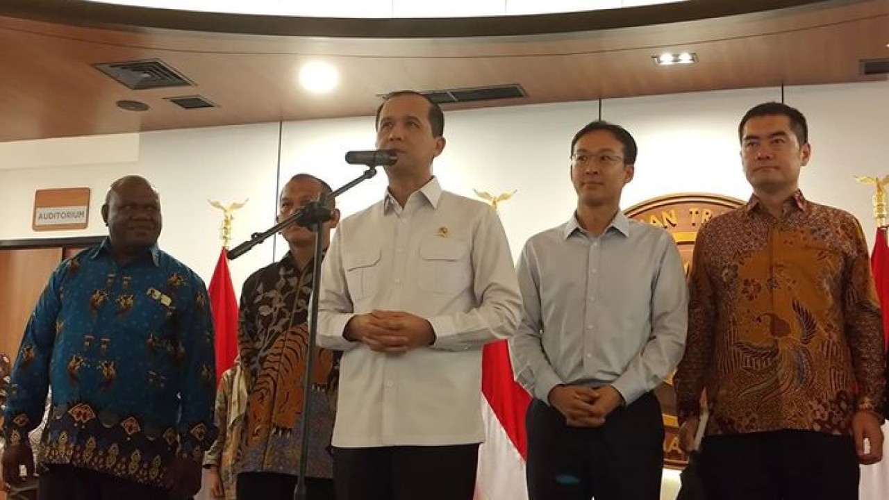 Menteri Transmigrasi M Iftitah Sulaiman Suryanagara (tengah) memberikan keterangan kepada pers usai pelepasan peserta pelatihan pengembangan kawasan transmigrasi dan pengentasan kemiskinan ke China di Jakarta, Kamis (7/5/2026). (ANTARA/Aria Ananda) (Antara)