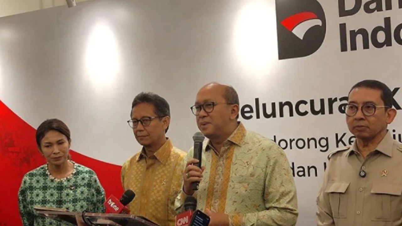 CEO Danantara sekaligus Pembina Danantara Indonesia Trust Rosan Roeslani (tengah) didampingi Ketua Danantara Indonesia Trust Nuraini Razak (kiri), Menteri Kesehatan Budi Gunadi Sadikin (kedua kiri), dan Menteri Kebudayaan Fadli Zon (kanan) memberikan keterangan kepada wartawan usai peluncuran kemitraan strategis Danantara Indonesia Trust di Jakarta, Senin (25/5/2026). ANTARA/Aria Ananda/pri. (Antara)