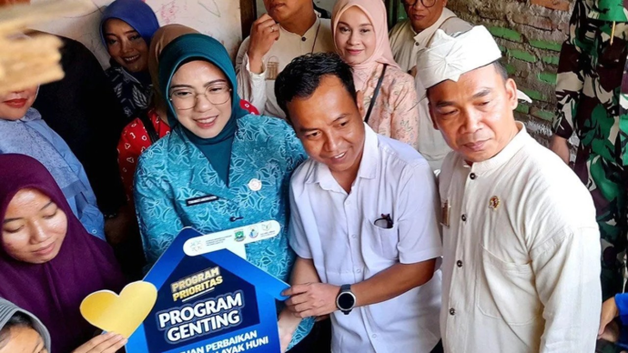 Mendukbangga/Kepala BKKBN Wihaji (paling kanan) memberikan bantuan perbaikan rumah tidak layak huni bagi keluarga risiko stunting di Lebak, Banten, pada Kamis (30/4/2026). ANTARA/Lintang Budiyanti Prameswari/aa. (Antara)