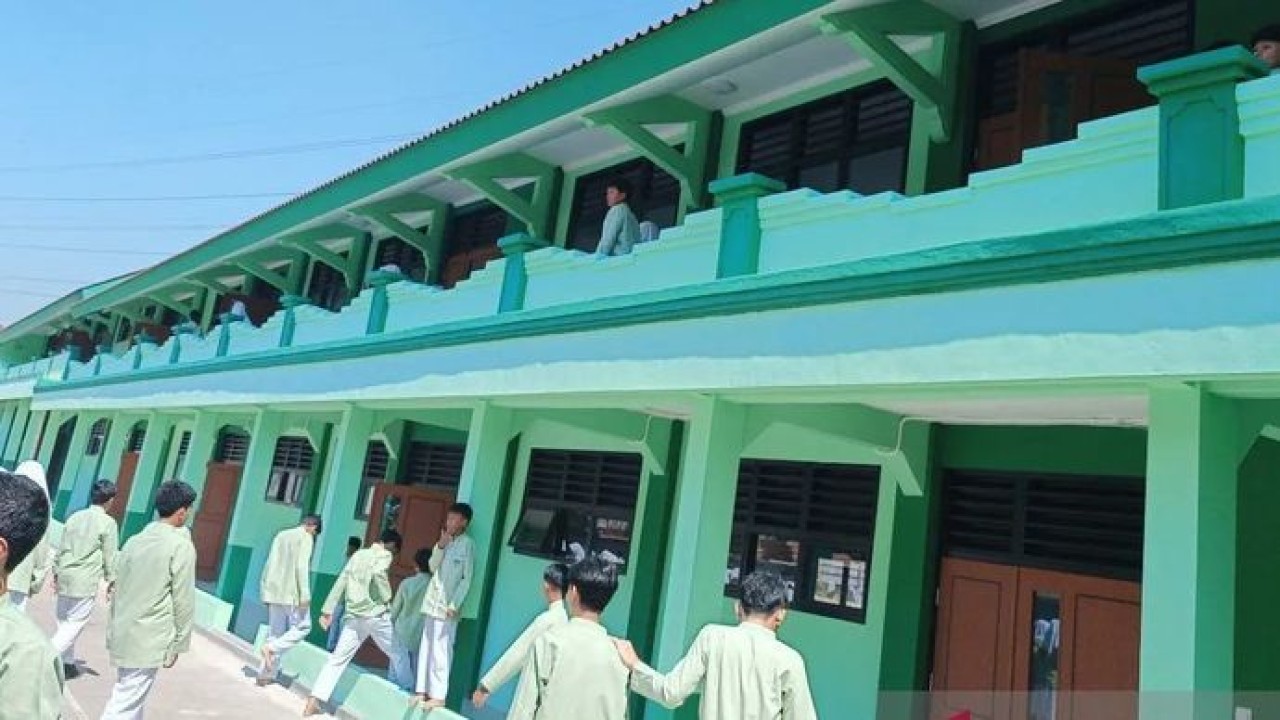 Sejumlah siswa saat beraktivitas di sekitar sekolah yang sedang direnovasi di Kota Bogor, Jawa Barat, Jumat, 19 Juni 2026 (Antara)