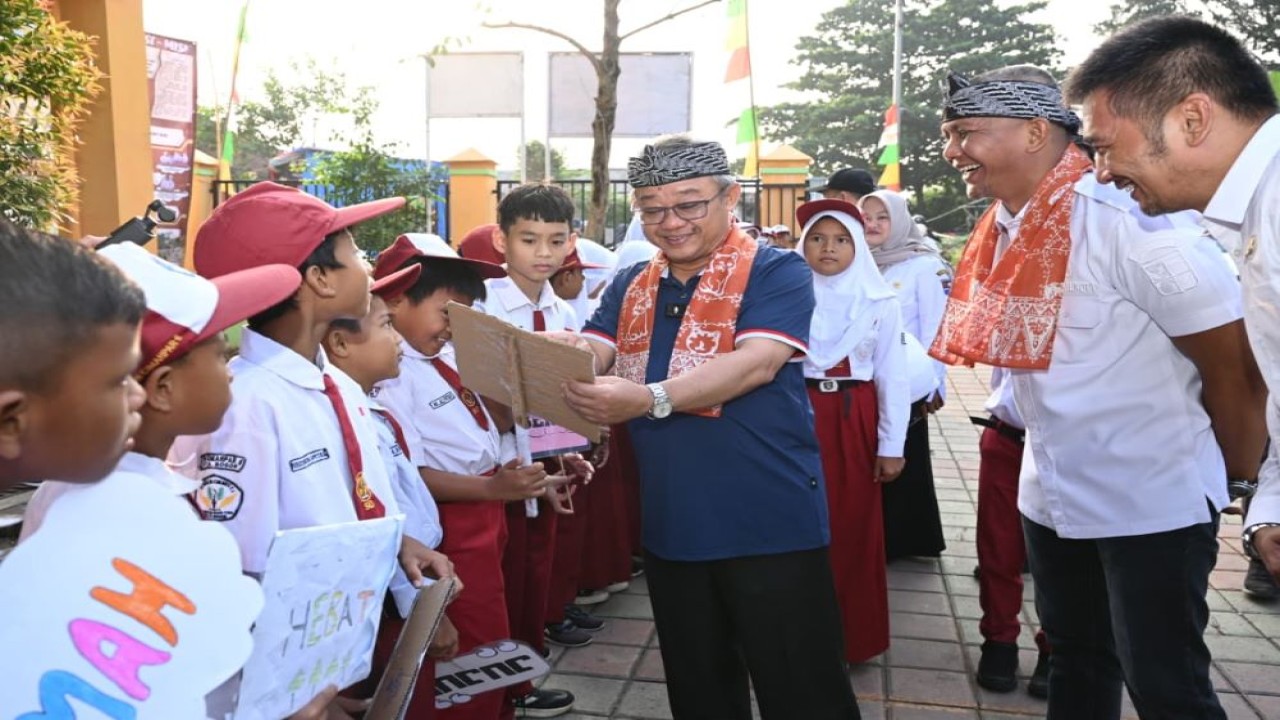 Menteri Pendidikan Dasar dan Menengah (Mendikdasmen) Abdul Mu’ti bersama sejumlah siswa seusai aktivitas Pagi Ceria di SDN Cimahpar 5, Kota Bogor, Provinsi Jawa Barat. (Istimewa)