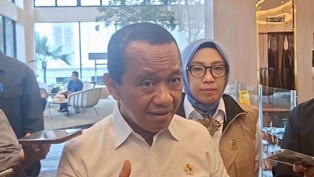 Menteri Energi dan Sumber Daya Mineral (ESDM) Bahlil Lahadalia menegaskan pasokan energi untuk pembangkit listrik milik PT PLN (Persero) dalam kondisi aman.